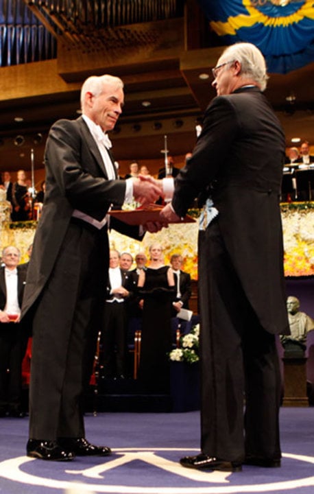 Christopher A. Sims receiving his Prize from His Majesty King Carl XVI Gustaf
