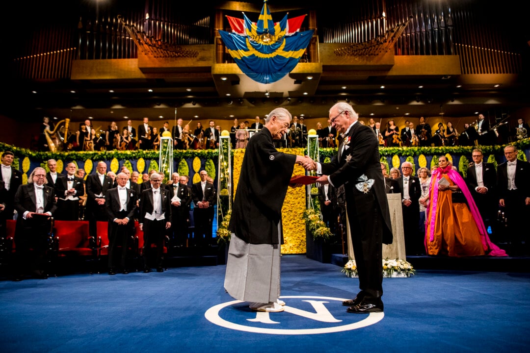 Tasuku Honjo receiving his Nobel Prize