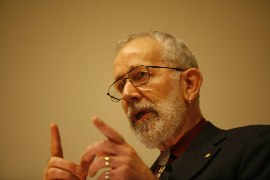J. Robin Warren delivering his Nobel Lecture