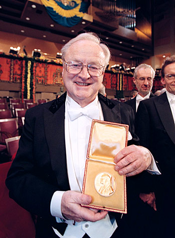 Arvid Carlsson, Nobel Laureate in Chemistry, showing his Nobel Medal