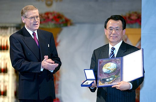 Han Seung-soo, President of the U.N. General Assembly, receiving   the Nobel Peace Prize