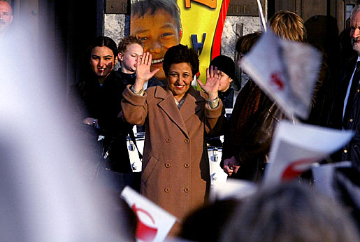 Iranian human rights activist, Shirin Ebadi, waves to some 4,000 flag-waving children