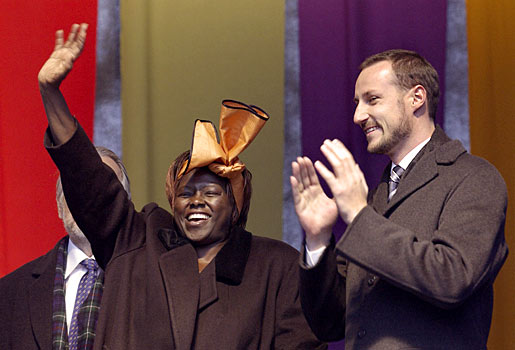 Wangari Maathai waves to children