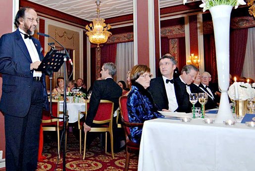 Rajendra K. Pachauri addresses the guests at the 2007 Nobel Peace Prize Banquet