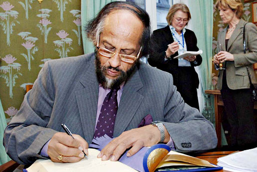 Rajendra K. Pachauri signs the guest book at the Norwegian Nobel Institute