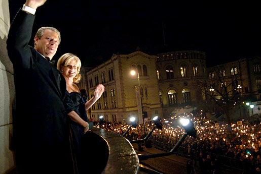 Al Gore and his wife, Tipper, greet the crowd who have gathered outside the Grand Hotel in Oslo