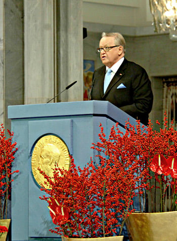 Martti Ahtisaari delivering his Nobel Lecture