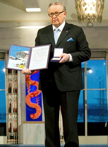 Martti Ahtisaari with his Nobel Peace Prize Medal and Diploma
