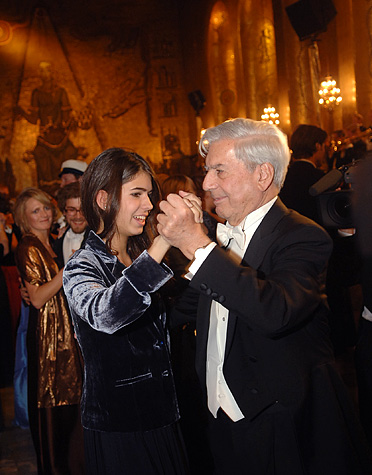 Mario Vargas Llosa dances