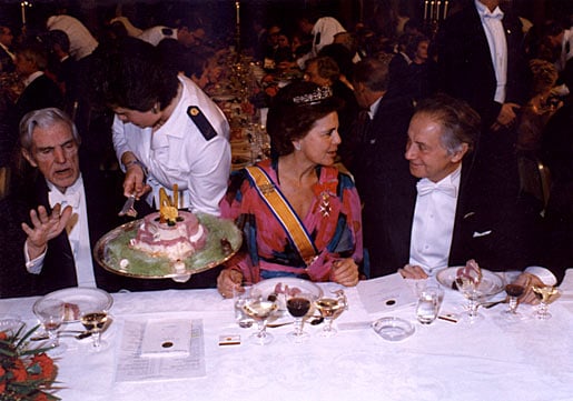 Trygve Haavelmo (left) being served the dessert at the Nobel Banquet in the Stockholm City Hall, Sweden, on 10 December.