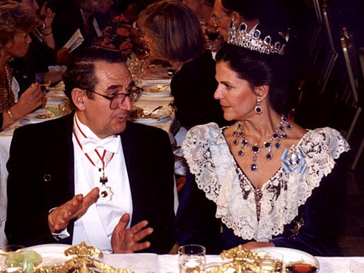 Elias James Corey talking to HM Queen Silvia of Sweden at the Nobel Banquet in the Stockholm City Hall, Sweden, on 10 December 1990.