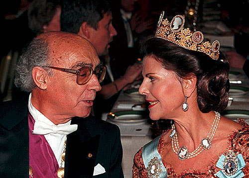 Queen Silvia (right) and Nobel Laureate in Literature José Saramago at the table of honour.