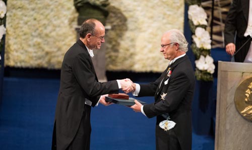 Thomas C. Südhof receiving his Nobel Prize from His Majesty King Carl XVI Gustaf of Sweden