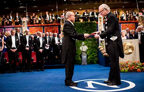 Isamu Akasaki receiving his Nobel Prize from His Majesty King Carl XVI Gustaf of Sweden