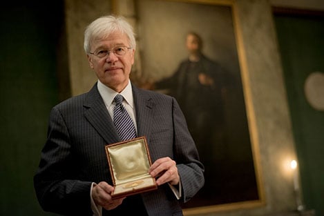 Bengt Holmström showing his Prize Medal during his visit to the Nobel Foundation.