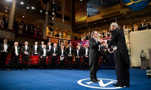 Michael Levitt receiving his Nobel Prize from His Majesty King Carl XVI Gustaf of Sweden