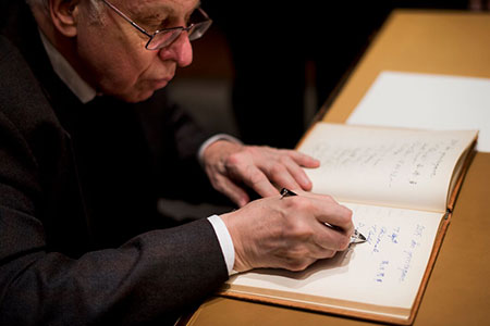 Tomas Lindahl signs the Nobel Foundation's guest book, signed by the Laureates since 1952, during his visit to the Nobel Foundation on 12 December 2015.