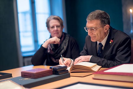 Aziz Sancar signs the Nobel Foundation's guest book, signed by the Laureates since 1952, during his visit to the Nobel Foundation on 12 December 2015.