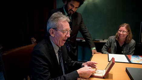 Jean-Pierre Sauvage takes a closer look at his Nobel Medal during his visit to the Nobel Foundation on 12 December 2016.