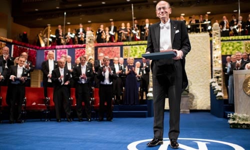 Thomas C. Sühof receiving his Nobel Prize from His Majesty King Carl XVI Gustaf of Sweden