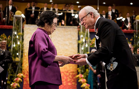 Medicine Laureate Youyou Tu receiving her Nobel Prize