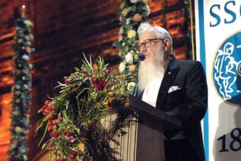 Robert J. Aumann delivering his banquet speech.