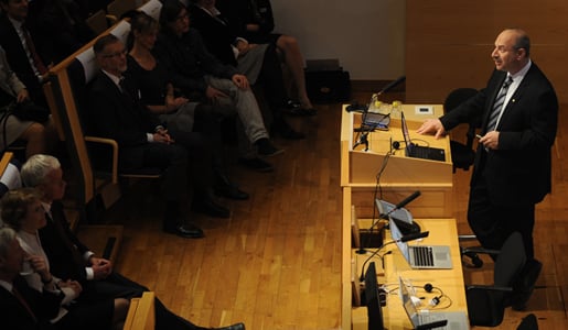 Bruce A. Beutler delivering his Nobel Lecture in the Jacob Berzelius Lecture Hall at Karolinska Institutet