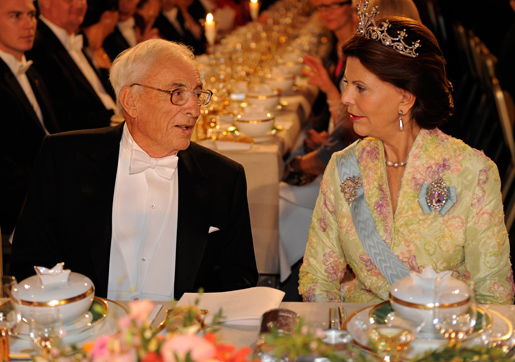 Willard S. Boyle in conversation with Her Majesty Queen Silvia at the Nobel Banquet