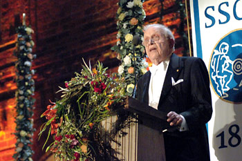 Roy J. Glauber delivering his banquet speech.