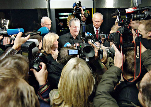 Al Gore meets the journalists