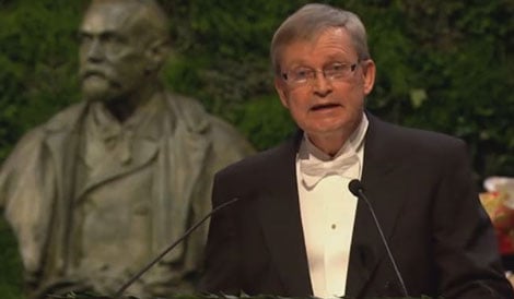 Professor Carl-Henrik Heldin håller sitt hälsningsanförande under Nobelprisceremonin i Konserthuset i Stockholm