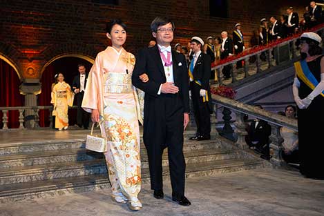 Hiroshi Amano and Mrs Yuki Nakamura, spouse of Shuji Nakamura, proceed into the Blue Hall.