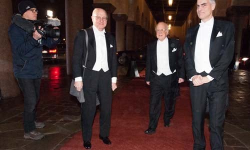 Peter Higgs arrives at the Nobel Banquet.