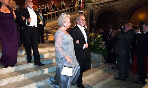 Martin Karplus enters the Blue Hall with Princess Christina of Sweden.