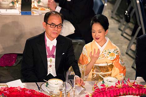 Shuji Nakamura and Mrs Kasumi Amani, spouse of Hiroshi Amano, at the table of honour.