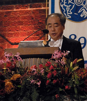 Makoto Kobayashi delivering his banquet speech