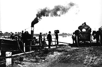 Loading of powder at Krümmel in 1915. 