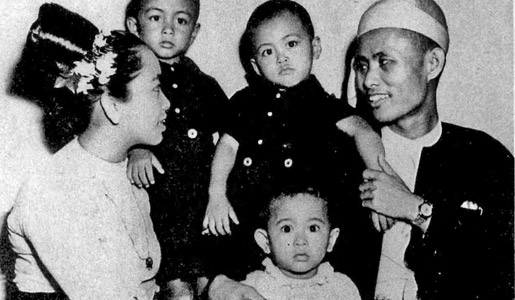 A family portrait, with Aung San Suu Kyi (in white) as a toddler in the front, taken in 1947, shortly before her father's assassination