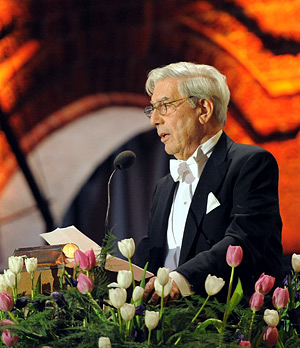 Mario Vargas Llosa delivering his banquet speech.