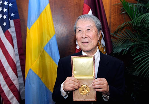Yoichiro Nambu shows his Nobel Medal