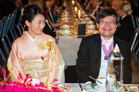 Hiroshi Amano and Mrs Yuki Nakamura, spouse of Shuji Nakamura, at the table of honour.