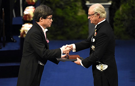 Hiroshi Amano receiving his Nobel Prize from His Majesty King Carl XVI Gustaf of Sweden.