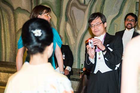 Hiroshi Amano photographing his wife at the Nobel Banquet.