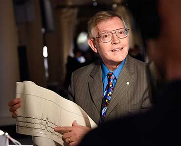 William E. Moerner presenting his gift to the Nobel Museum's collection: a low temperature apparatus from 1989, for detecting single molecules, during the 2014 Nobel Laureates' Get together on 6 December 2014.