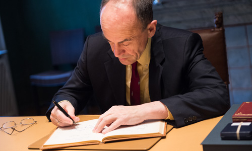 Thomas C. Südhof visits the Nobel Foundation on 11 December 2013 and signs the guest book