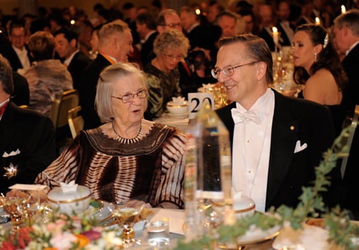 Elinor Ostrom in conversation with Nobel Laureate in Physiology or Medicine Jack W. Szostak at the Nobel Banquet