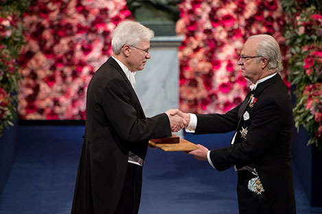 Bengt Holmström receiving his Prize from H.M. King Carl XVI Gustaf of Sweden