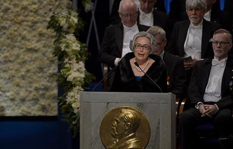 Professor Olga Botner presenterar Nobelpriset i fysik 2017 i Stockholms Konserthus.