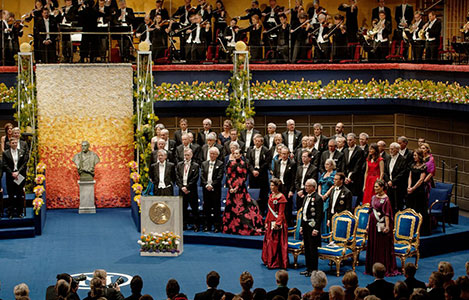 The audience stands while the Swedish Royal anthem 'Kungssången' is played