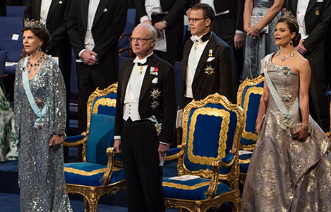 The audience stands while the Swedish Royal anthem 'Kungssången' is played